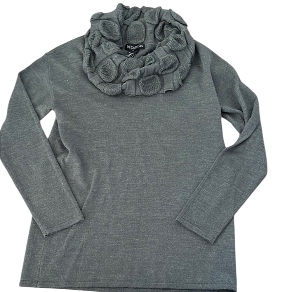 🟤🟤Gray Sweater with Ruffled Collar